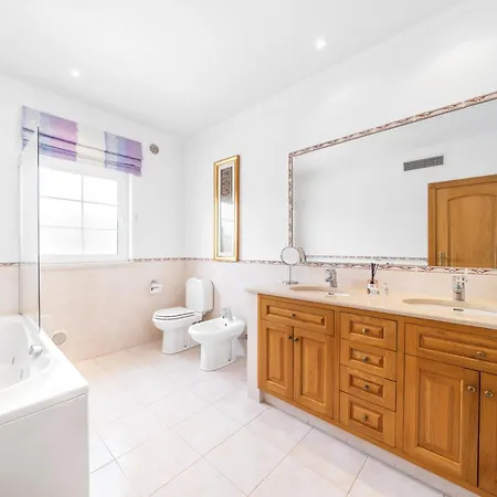 Villa Extraordinary On An Elevated Position In Quinta Do *