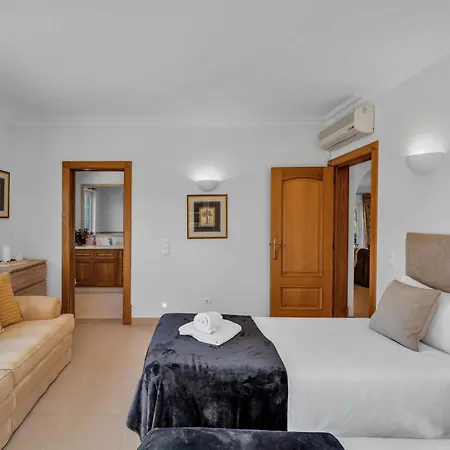 Villa Extraordinary On An Elevated Position In Quinta Do